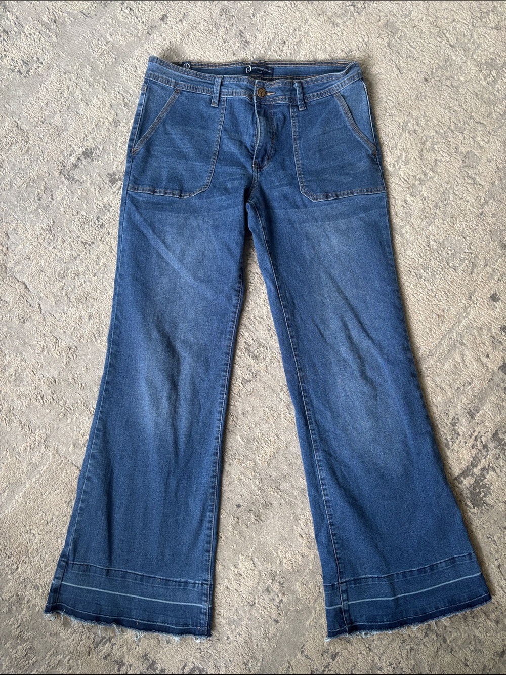 Casual Mid-Wash Blue Wide-Leg Jeans with Front Patch Pockets
